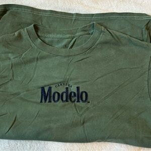 Sage Green Modelo Tee